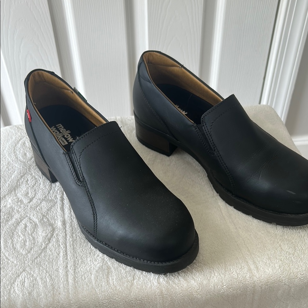 Black Work Shoes with Minimalist Design and Durable Sole